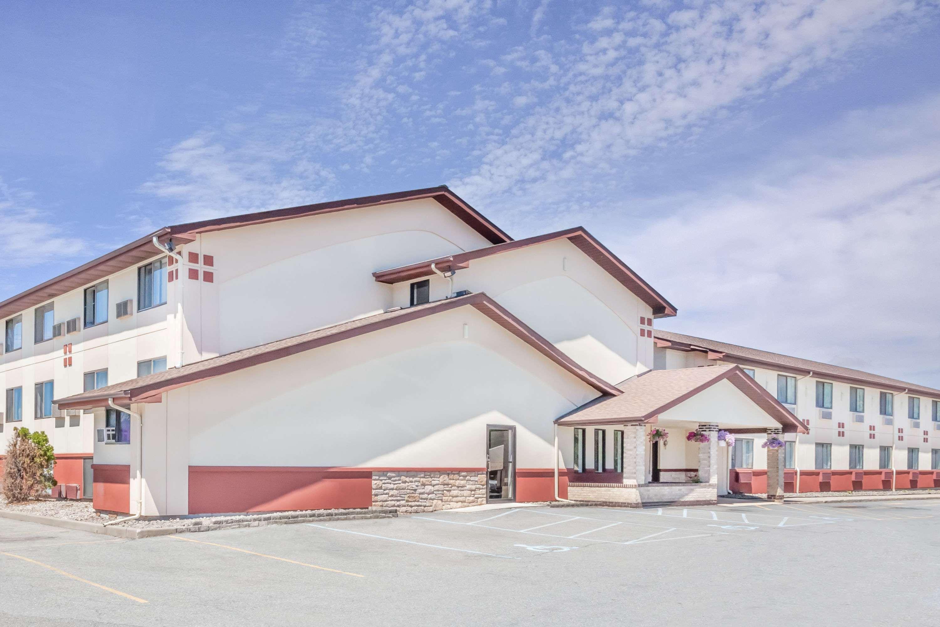 Super 8 By Wyndham Montgomery Maybrook Exterior photo